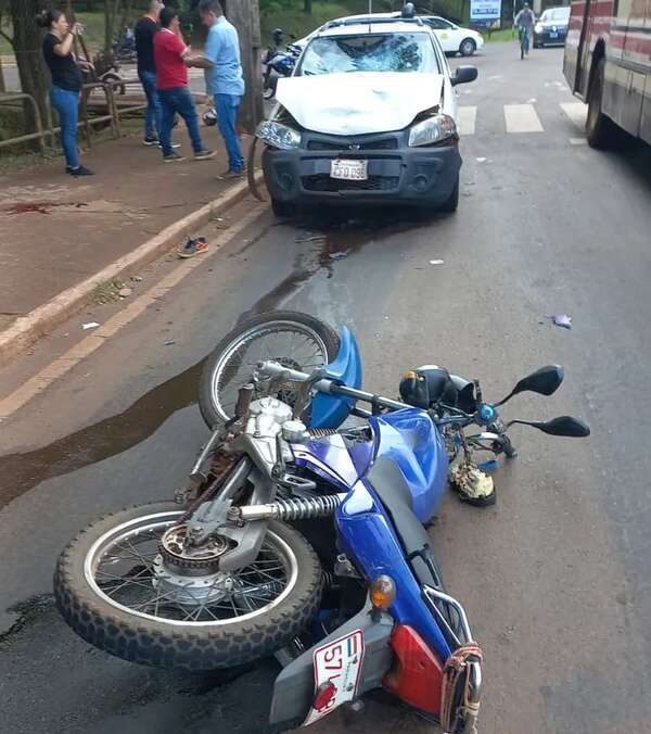 Choque entre una camioneta y una moto deja dos heridos graves - ABC en el Este - ABC Color