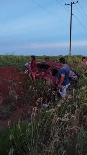 Automóvil con cuatro ocupantes volcó en un camino vecinal de Fortuna Guazú - Radio Imperio 106.7 FM