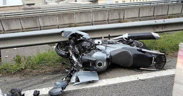 Motociclista con casco protector en el codo cae y muere por traumatismo de cráneo - Noticiero Paraguay