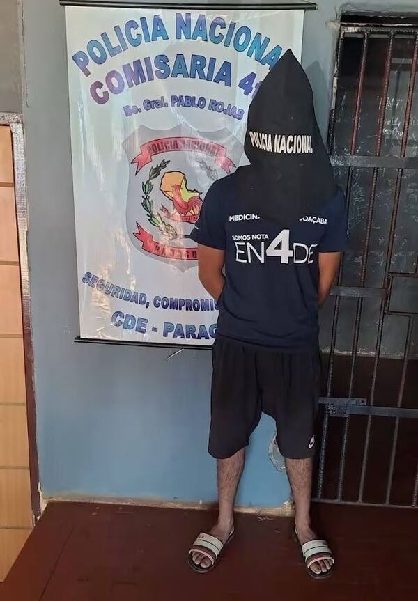Robó el celular de su amigo durante una ronda de tragos