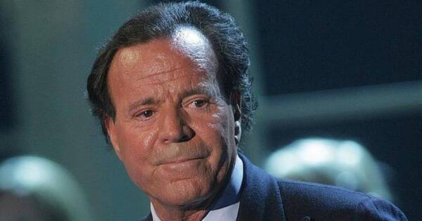 La Nación / Retuvieron a Julio Iglesias en Punta Cana por viajar con 42 kilos de comida