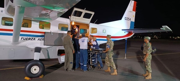 Exitoso traslado aéreo nocturno de pacientes desde Fuerte Olimpo hasta la capital del país