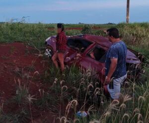 Zanja Pytã: Automóvil con cuatro ocupantes volcó en un camino vecinal de Fortuna Guazú