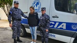Zanja Pytã: Automóvil con cuatro ocupantes volcó en un camino vecinal de Fortuna Guazú