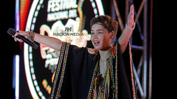 Ayelén Alfonso, la flamante ganadora del "Poncho Para'i de Oro"
