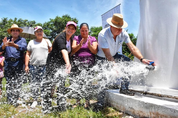  GOBERNADOR ITAPÚA INAUGURÓ POZO DE AGUA EN EL B° SANTO DOMINGO DE ENCARNACIÓN  - Itapúa Noticias