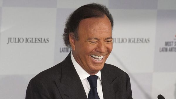 Retuvieron a Julio Iglesias en Punta Cana por viajar con 42 kilos de comida