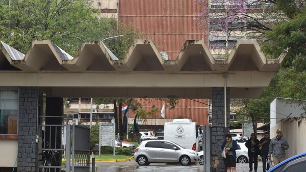 Hallaron más de 700 planillas de asistencia en basurero del Hospital Central del IPS