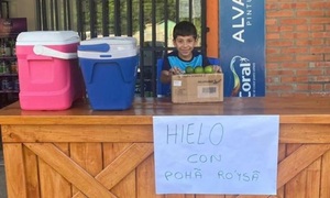 Alexander, el niño emprendedor en vacaciones montó puesto de venta de hielo con pohã ro’ysa