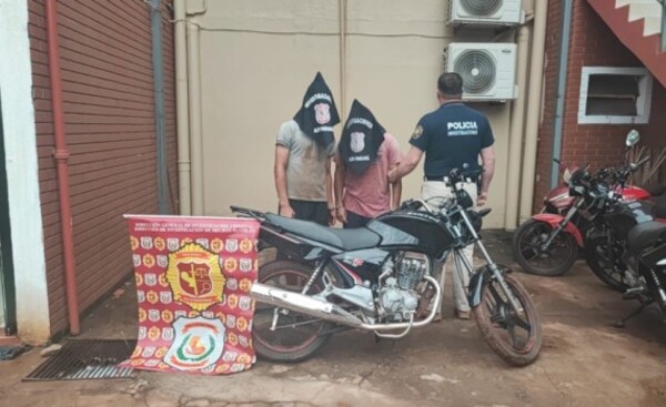 Recuperan moto hurtada y detienen a dos personas
