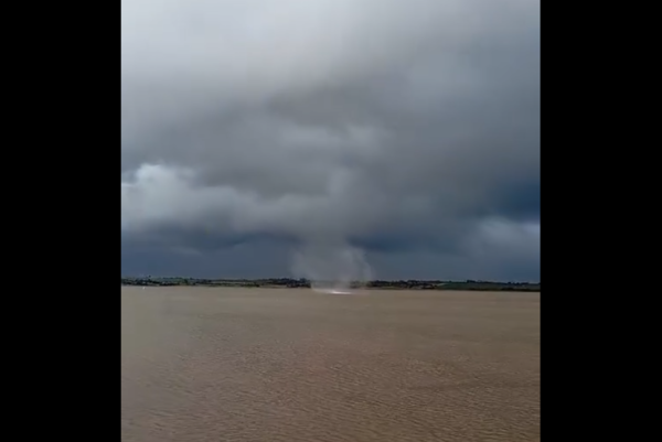 (VIDEO). Un torbellino tocó el Lago Yguazú y dejó esta belleza de la naturaleza