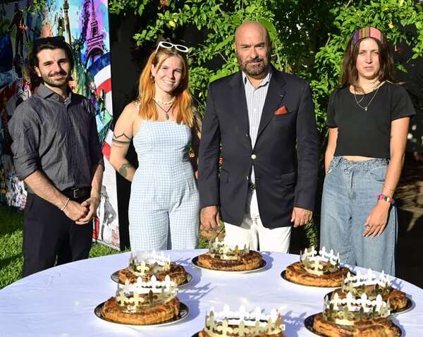 La tradicional “Galette des rois”, en la embajada de Francia - Sociales - ABC Color