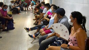 Entre dengue y agobiados por el calor, esperan atención en Hospital de Luque