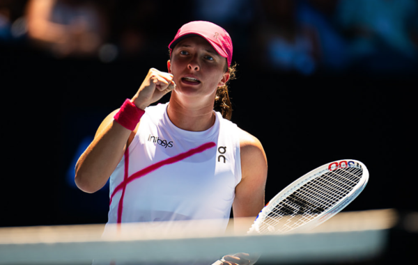 Versus / Swiatek supera una dura prueba y avanza en el Abierto de Australia