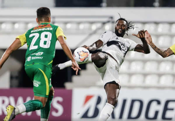 Versus / “Adebayor nos demandó y lo único que vino de él es una linda patada”