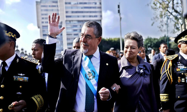 Asume Arévalo con promesa de liberar a Guatemala de la corrupción