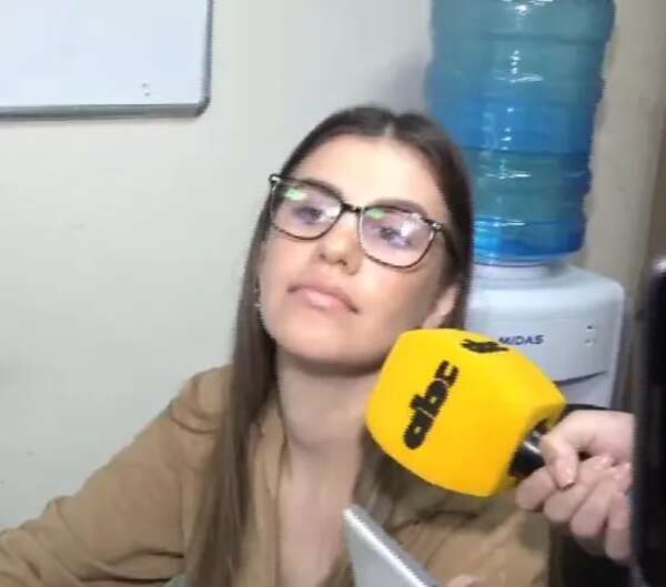 Hija de Alliana no quiere hablar sobre sus ausencias y en su defensa agreden a camarógrafo - Política - ABC Color