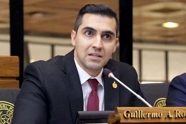Diputado insiste en prohibir vacuna anticovid, pero no ofrece fundamentos científicos