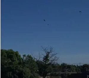Video: susto en Luque por descenso de paracaidistas en medio de viviendas y árboles - Nacionales - ABC Color
