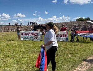 Intendente de Villa Hayes acusa a empresa de privatizar playa pública con muro de piedra · Radio Monumental 1080 AM