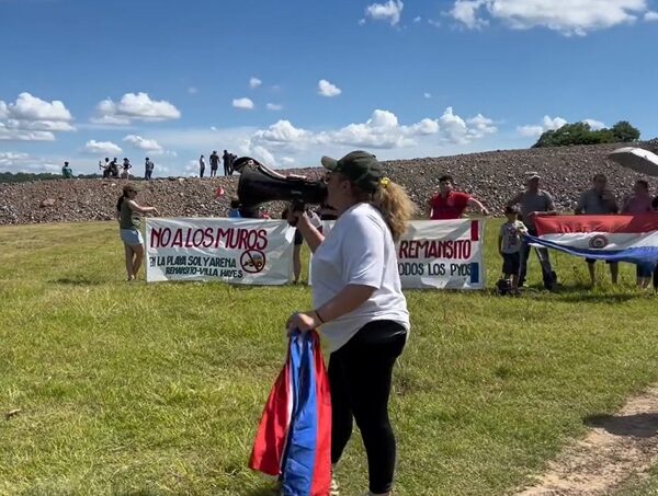 Intendente de Villa Hayes acusa a empresa de privatizar playa pública con muro de piedra · Radio Monumental 1080 AM