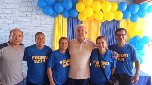 Exalumnos sorprendieron a su antiguo director con un homenaje