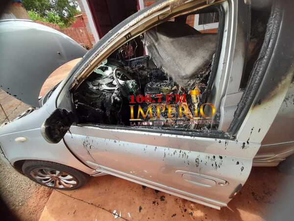 Automóvil ardió parcialmente en llamas en una vivienda en barrio Obrero - Radio Imperio 106.7 FM