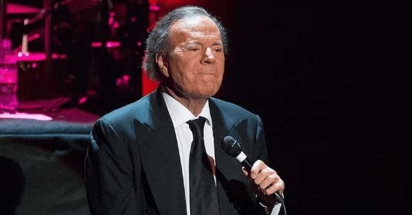 El increíble motivo por el que retuvieron a Julio Iglesias en aeropuerto de Punta Cana - EPA