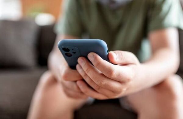 Gobierno español busca restringir el acceso de los menores a la pornografía en línea