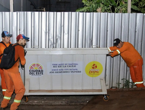 Sugieren multar a comercios que arrojen basura a la calle - La Clave