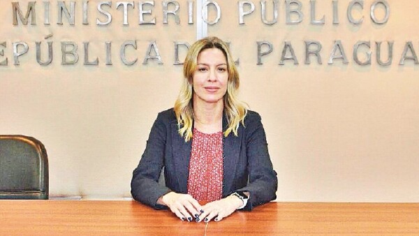 Fiscala solicita información sobre parientes de legisladores