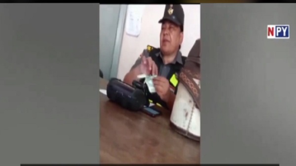 Captan a agente caminera recibiendo una coima - Noticias Paraguay