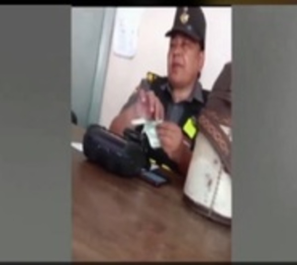 Captan a agente caminera recibiendo una coima - Paraguay.com