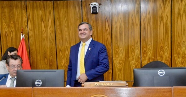 La empresa de la esposa de Arrechea se queda con el negocio de la distribución de los kits escolares