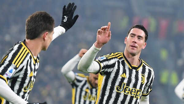 Vlahovic se exhibe y mantiene a la 'Juve' en la pelea