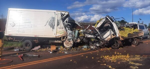 Un muerto y dos heridos en un fuerte accidente de tránsito entre dos camiones en Itapúa