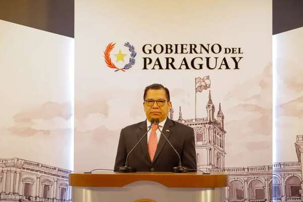 Santiago Peña promulga ley que da más recursos a Tadeo Rojas - Política - ABC Color