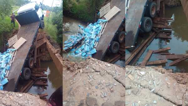 Colapsó puente de madera al paso de un camión en el barrio Sarita de Encarnación