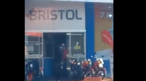 Video: Asaltan local de Bristol en Presidente Franco - ADN Digital