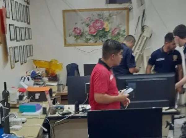 Grupo armado reduce a tres guardias y roba caja fuerte en edificio céntrico - ABC en el Este - ABC Color