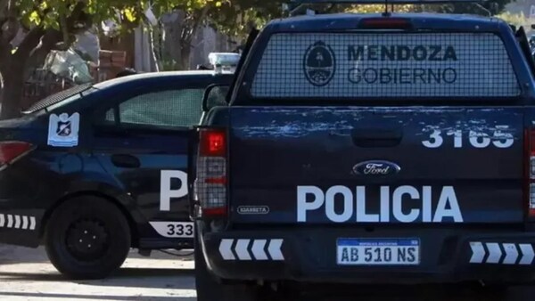 Insólito: un preso argentino se escapó por un agujero del móvil policial