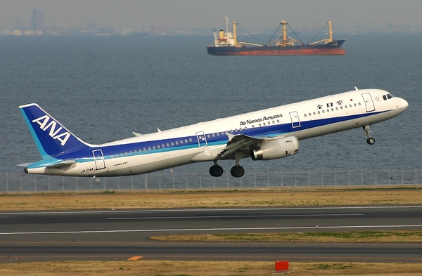 Pasajero estadounidense muerde a una azafata en pleno vuelo obligando al avión a regresar a Tokio.