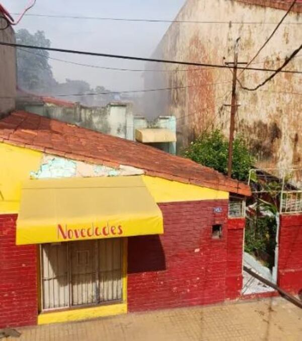 Video: controlan incendio de grandes proporciones en una vivienda de Sajonia - Nacionales - ABC Color