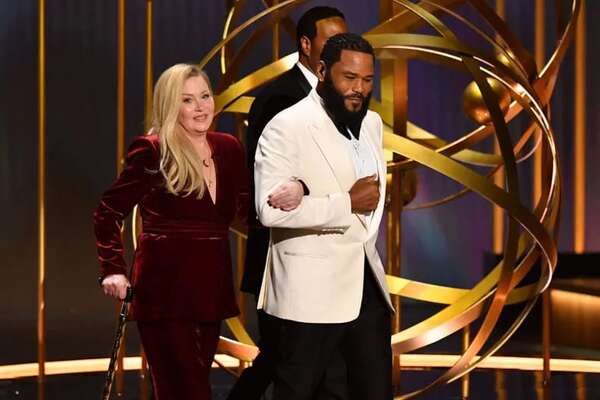 Christina Applegate, quien padece esclerosis múltiple, lloró de emoción en los Premios Emmy - Gente - ABC Color