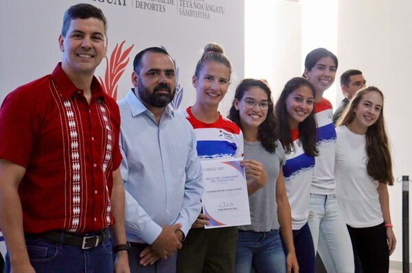 El Gobierno fortalece el deporte nacional con entrega de aportes a atletas becados - .::Agencia IP::.
