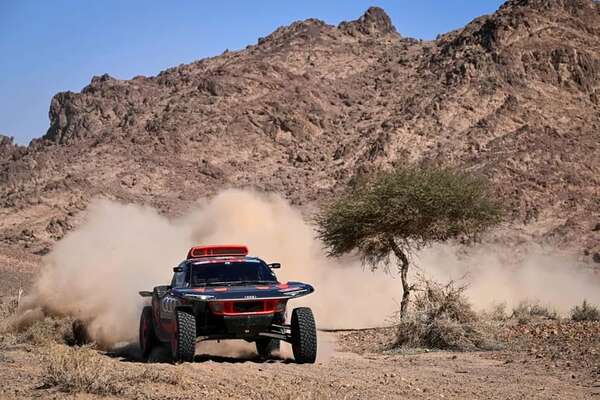 Los pinchazos monopolizan la pugna Sainz-Loeb y dejan al francés a 13 minutos del español - Automovilismo - ABC Color