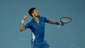 Novak Djokovic avanza pero sigue con versión intermitente