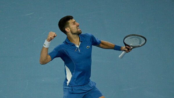 Novak Djokovic avanza pero sigue con versión intermitente