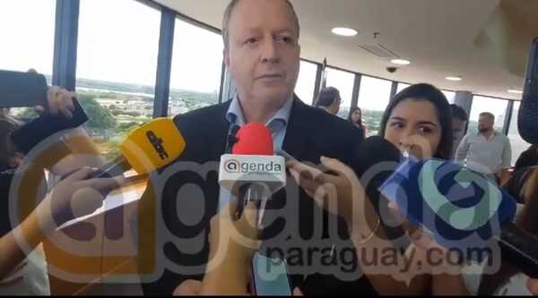Ministro de Finanzas deslinda responsabilidad de compras realizadas por el Congreso