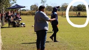 ¿Pombero? Sacaron foto a personaje misterioso en un partido en Caaguazú